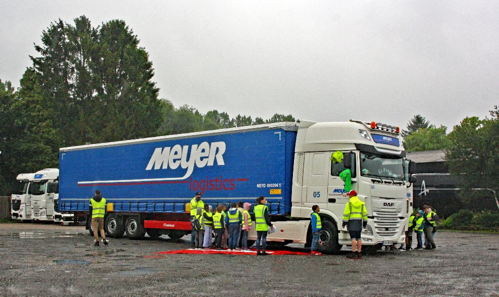 Aktion bei Meyer logistics GmbH: Kinder lernen den „Toten Winkel“ kennen